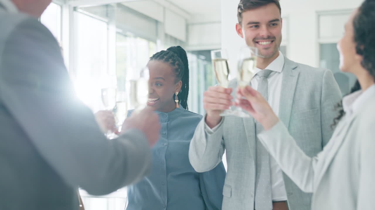 éxito, brindis y champán con gente de negocios