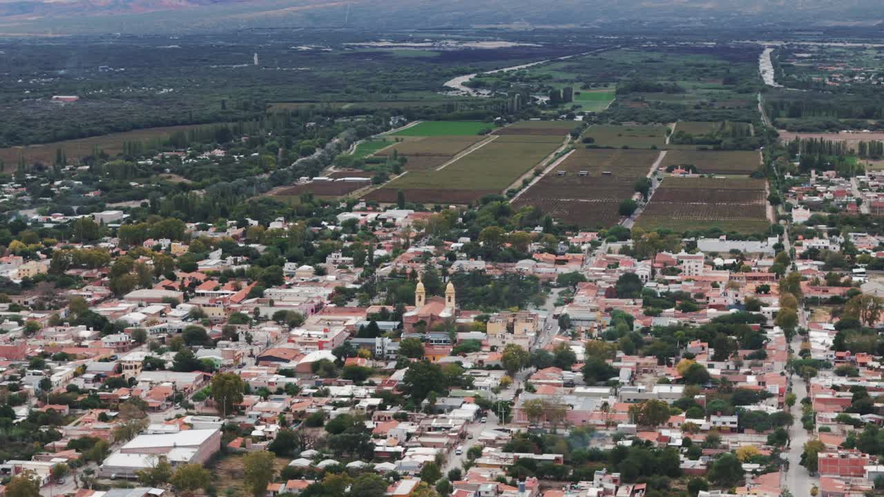 tomada aérea de un dron de la ciudad de cafayate salta en argentina con una granja de viñedos en el fondo