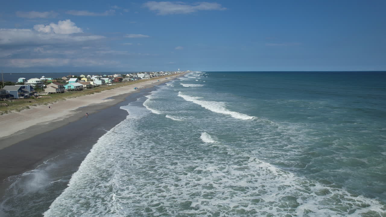 Uragano Franklin: onde oceaniche sulla costa orientale degli Stati Uniti, riprese con drone, veduta aerea
