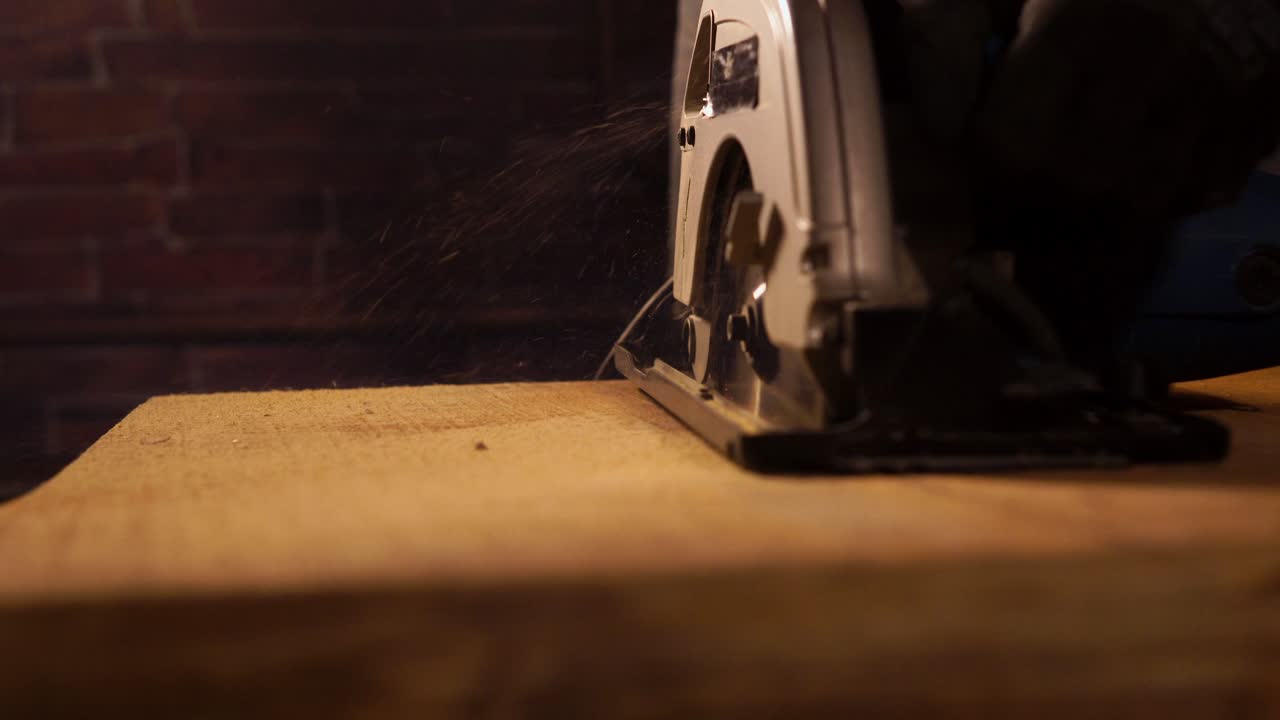 usando una sierra circular para cortar madera