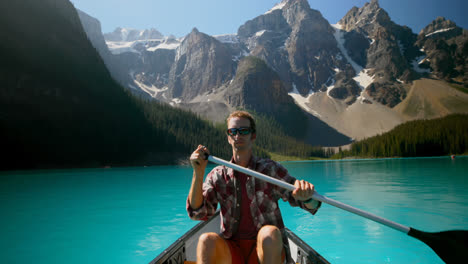 hombre remando un barco en el río en el campo 4k
