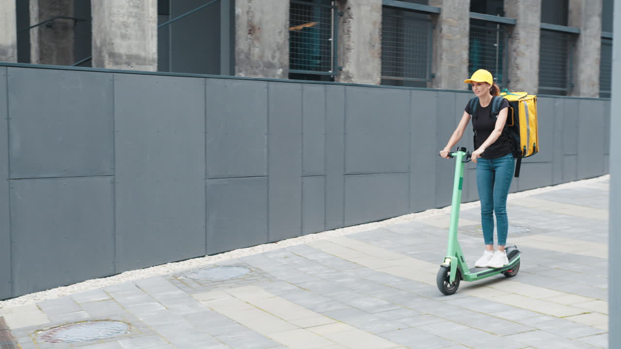 전기 스쿠터 로 음식 을 배달 하는 여자