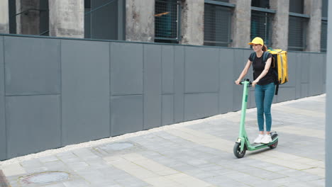 mujer entregando comida en scooter eléctrico