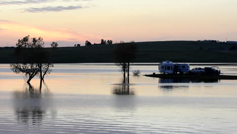 Camper-Beobachten-Den-Sonnenuntergang-Von-Ihrem-Wohnmobil-Am-Far-West-Reservoir-In-Der-Nähe-Von-Spenceville-Wildlife-Area-Yuba-City-Kalifornien-1