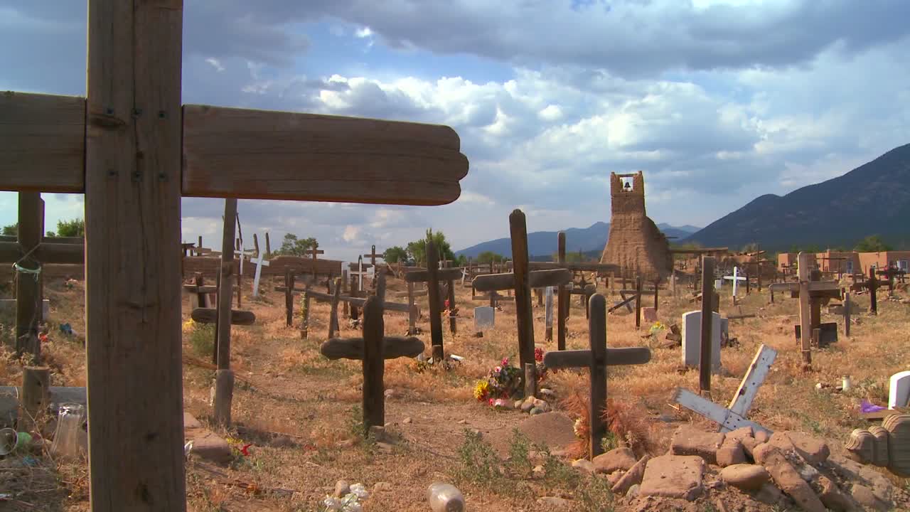 tumbas y cruces cristianas en el cementerio del pueblo de taos