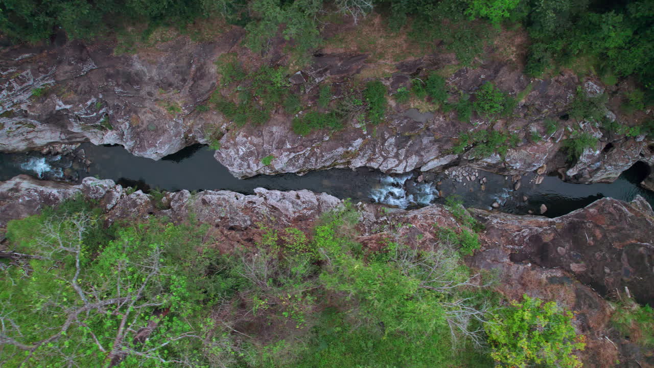fotografía aérea de cajones de chame, un cañón rocoso con un río que fluye en panamá, rodeado de exuberante vegetación