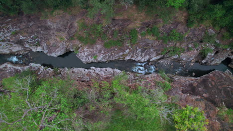 Toma-Aérea-De-Cajones-De-Chame,-Cañón-Rocoso-Con-Río-Que-Fluye-En-Panamá,-Exuberante-Vegetación-Rodea