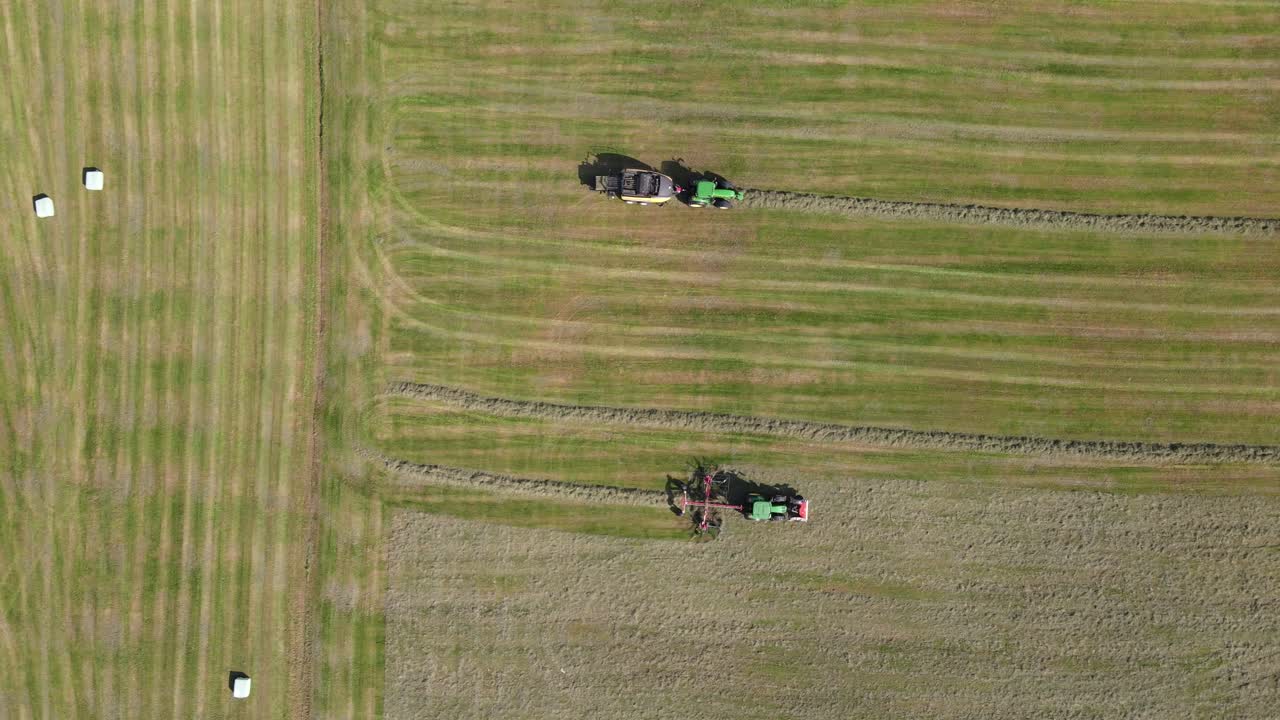 네덜란드의 레에서 을 는 두 대의 트랙터의 위쪽 드론