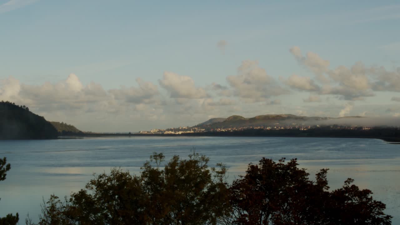 Timelapse de brume et de nuages matinaux automnaux sur l'estuaire de Conwy en 4K
