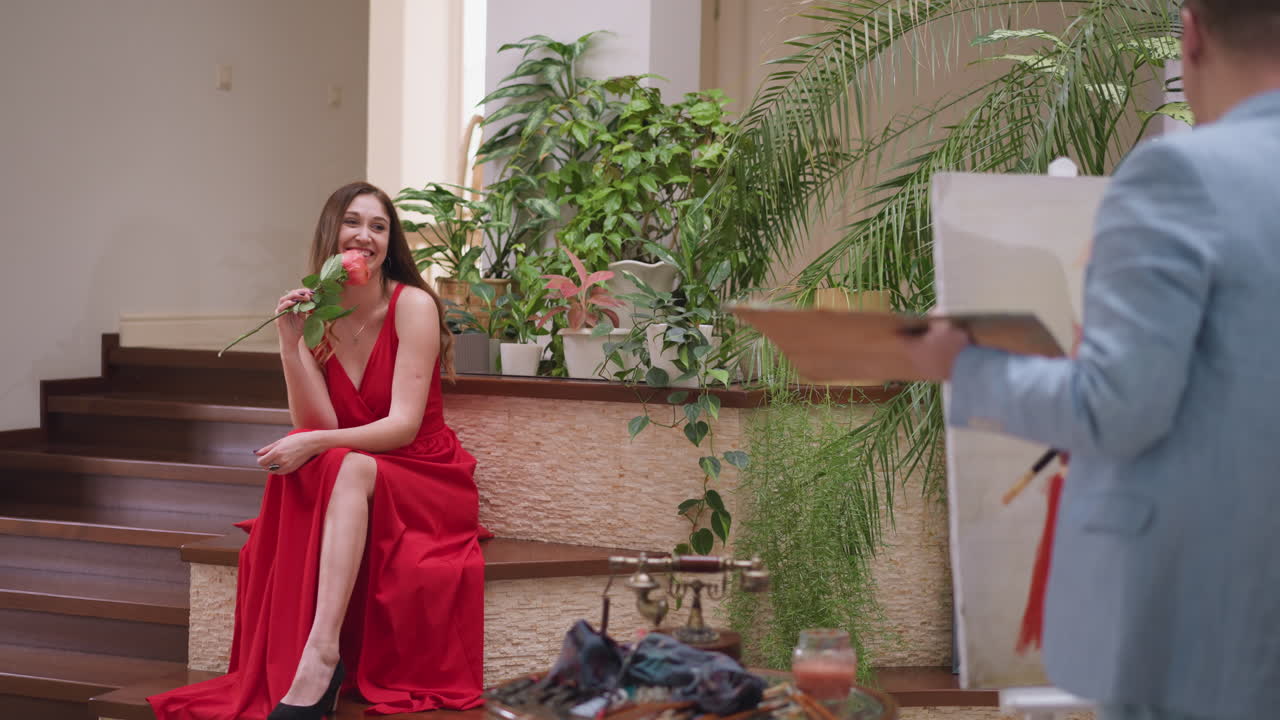 행복한 여성은 예술가에게 영감을 줍니다. 로즈와 함께 라이브 모델은 예술 스튜디오에서 캔버스에 생명을 불어넣는 유혹적인 매력으로 마스터링 된 주체가됩니다.