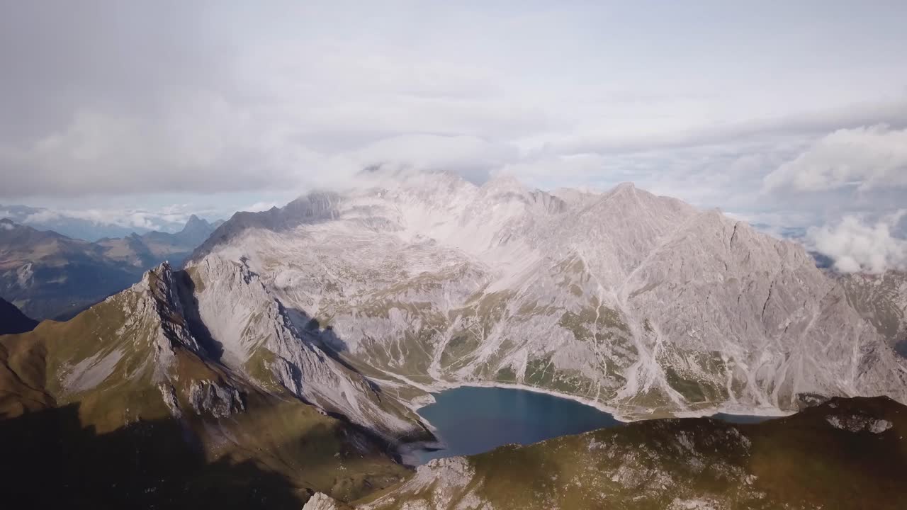 vuelo de drones alpes lago lünersee en austria vorarlberg