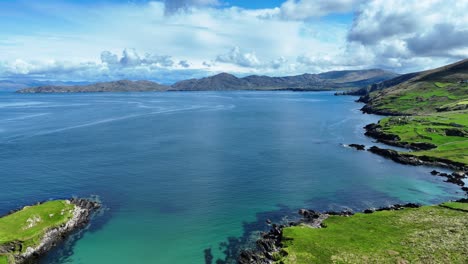 Drone-Estático-Península-De-Beara-Ensenadas-De-Mares-Azules-Profundos,-Montañas-Y-Nubes-Hinchadas,-La-Belleza-De-Irlanda-Y-El-Camino-Salvaje-Del-Atlántico-A-Principios-De-Verano