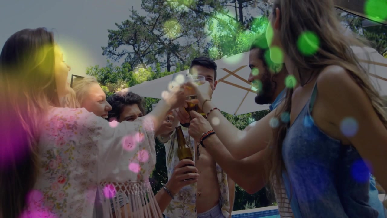 Hombre con la camisa abierta brindando, un grupo levantando cervezas, con efecto bokeh flotando sobre las manos, celebrando la hospitalidad.