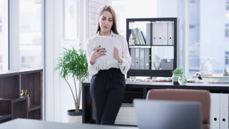 mujer ejecutiva navegando por internet para negocios