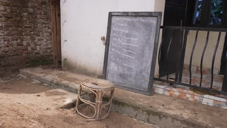 pobre escuela edificio sin gente