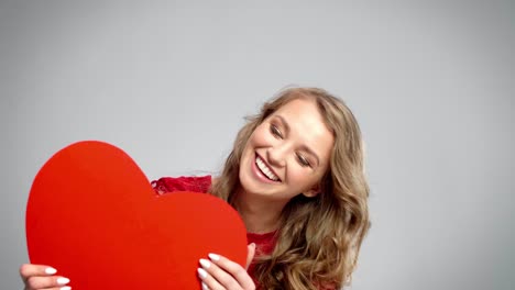 mujer feliz sosteniendo una tarjeta de san valentín con espacio de copia