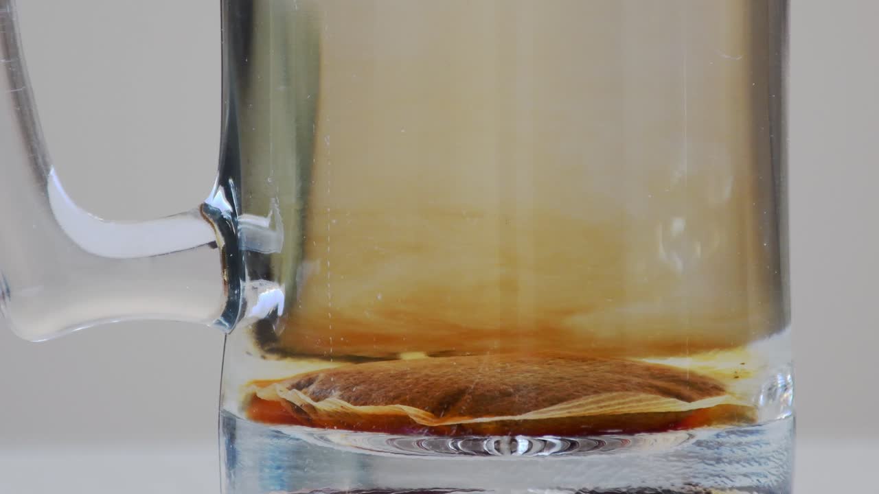 뜨거운 물에 마시는 꾸준한 샷 차 향기를 닫습니다