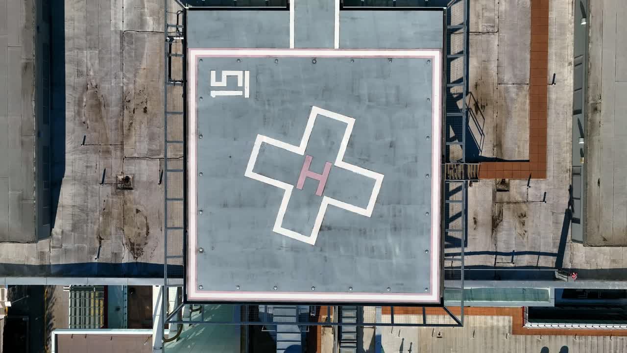 캐나다 브리티시 컬럼비아에서 화창한 날 써리 기념 병원의 헬기 착륙장