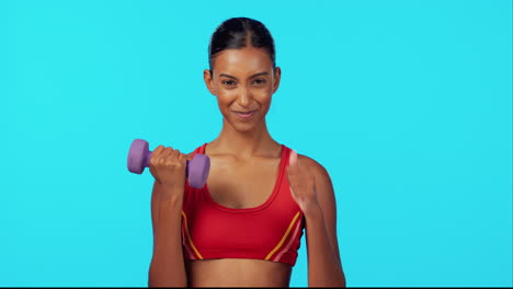 fitness, mujer y levantamiento de pesas mancuerna