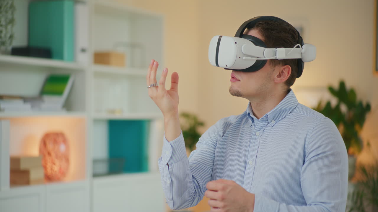Uomo osserva in VR