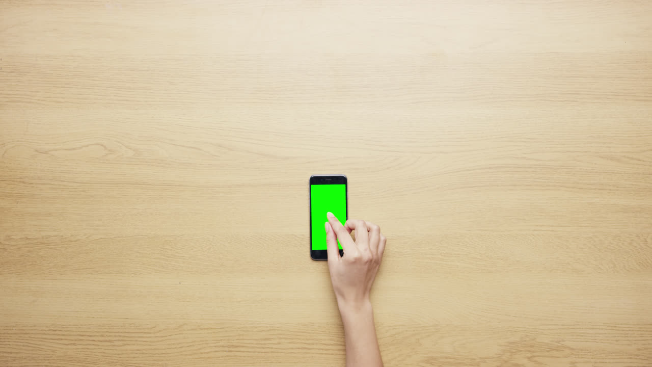 상단 뷰 여성 손 다중 터치 제스처를 보여주는 녹색 화면 위에서 책상에서 작업 - 빨간 서사시 드래곤