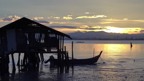 Fischerhaus-Aus-Holz-Bei-Sonnenaufgang