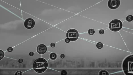 animación de iconos de computadoras portátiles y teléfonos conectados con líneas sobre el paisaje urbano moderno contra el cielo nublado