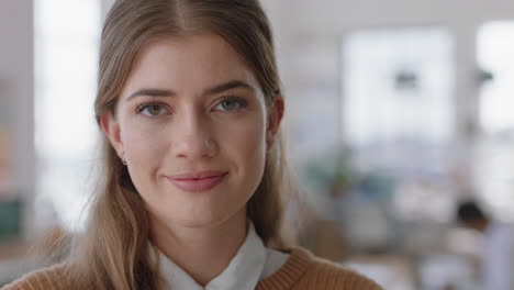 Retrato-Hermosa-Mujer-De-Negocios-Sonriendo-Feliz-Empresario-Disfrutando-De-Una-Exitosa-Empresa-De-Inicio-Orgulloso-Gerente-En-El-Espacio-De-Trabajo-De-Oficina