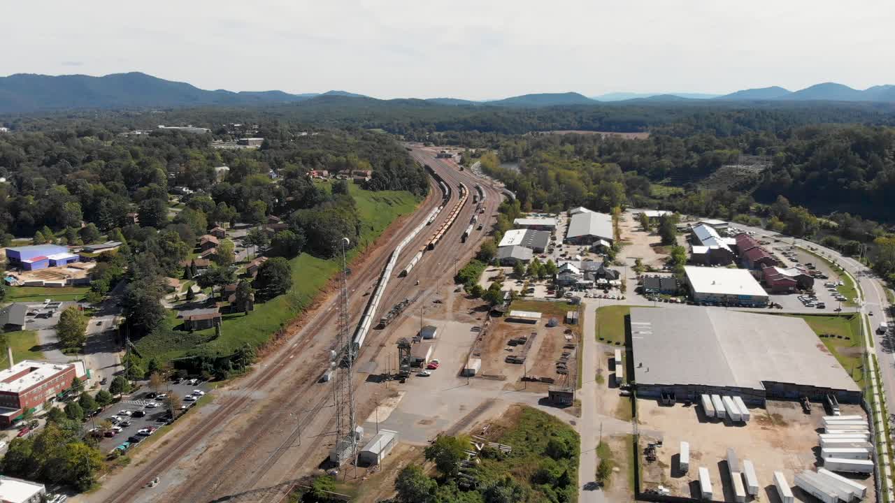video aéreo de drones de 4k del río ancho francés, el patio de trenes del sur de norfolk y el distrito de artes fluviales en asheville, nc