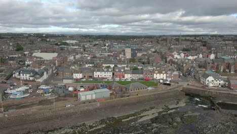 Eine-Luftaufnahme-Des-Hafens-Und-Der-Stadt-Arbroath-An-Einem-Bewölkten-Tag