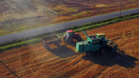 Cosechadora-Y-Tractor-En-El-Trabajo-Cosechando-Trigo---Toma-Aérea