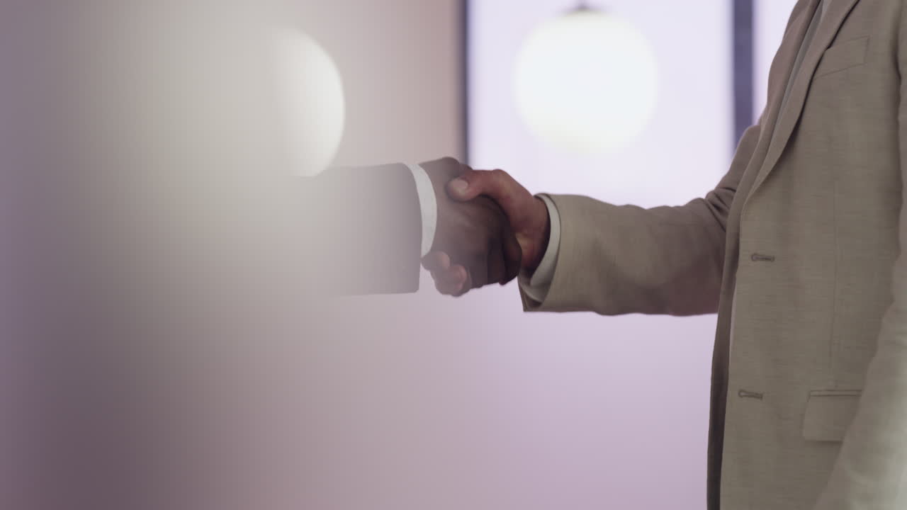 dos hombres de negocios irreconocibles que se dan la mano