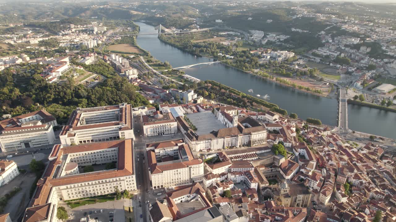 대학 건물 위를 공전하는 공중 궤도, 몬데고 강 근처의 코임브라 마을