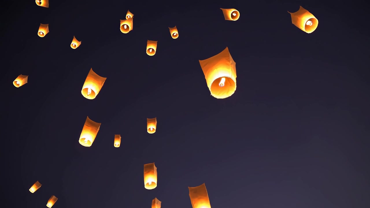Nombreuses lanternes célestes lumineuses flottant dans le ciel nocturne