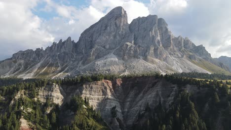 Wunderschönes-Luftdrohnenvideo-Der-Massiven-Dolomitberge-In-Den-Italienischen-Alpen,-Gefilmt-In-4k-Im-Sommer