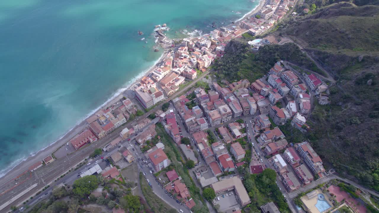 Ripresa aerea dall'alto della stazione ferroviaria di Taormina.