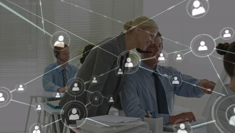 animación de redes de conexiones a través de diversas personas de negocios con auriculares