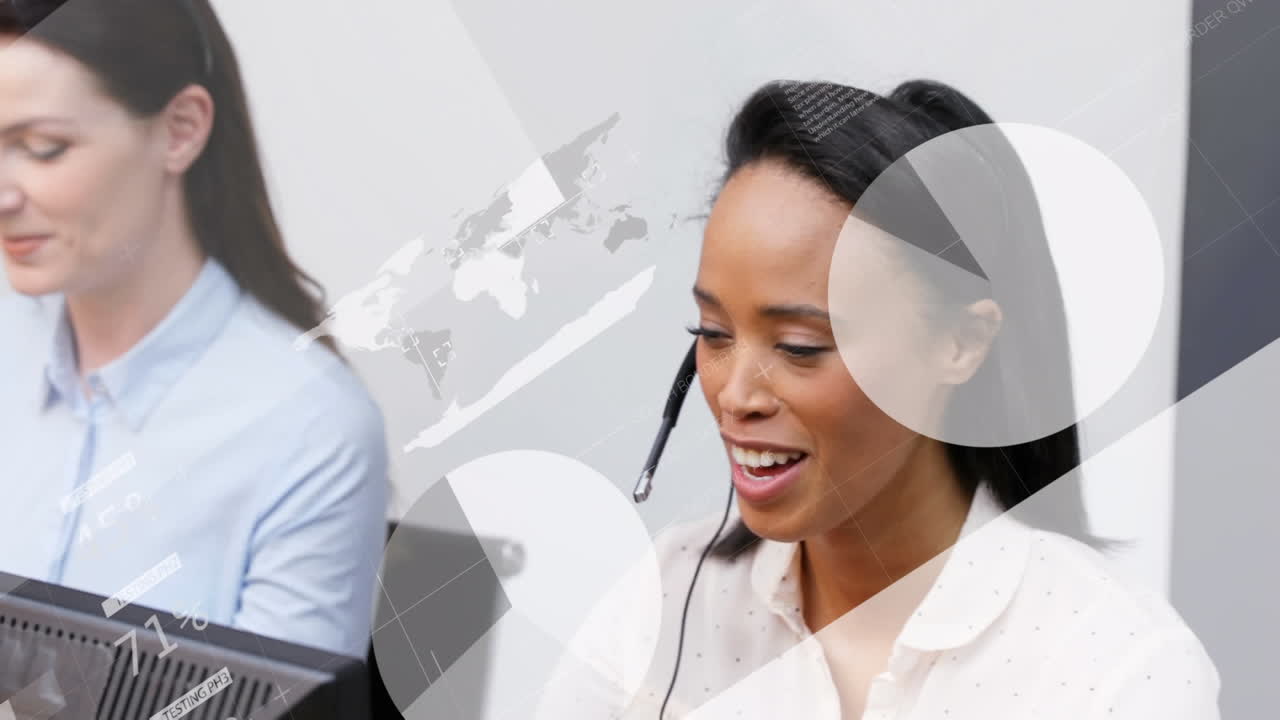 animación del procesamiento de datos sobre mujeres de negocios que usan auriculares telefónicos