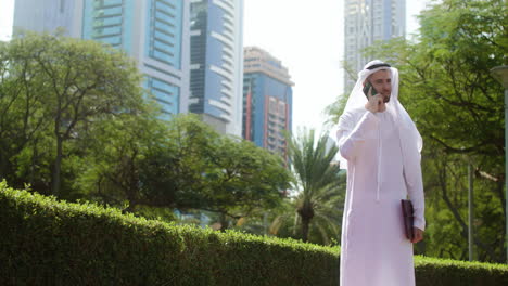 Man-with-arabic-clothing-in-the-street