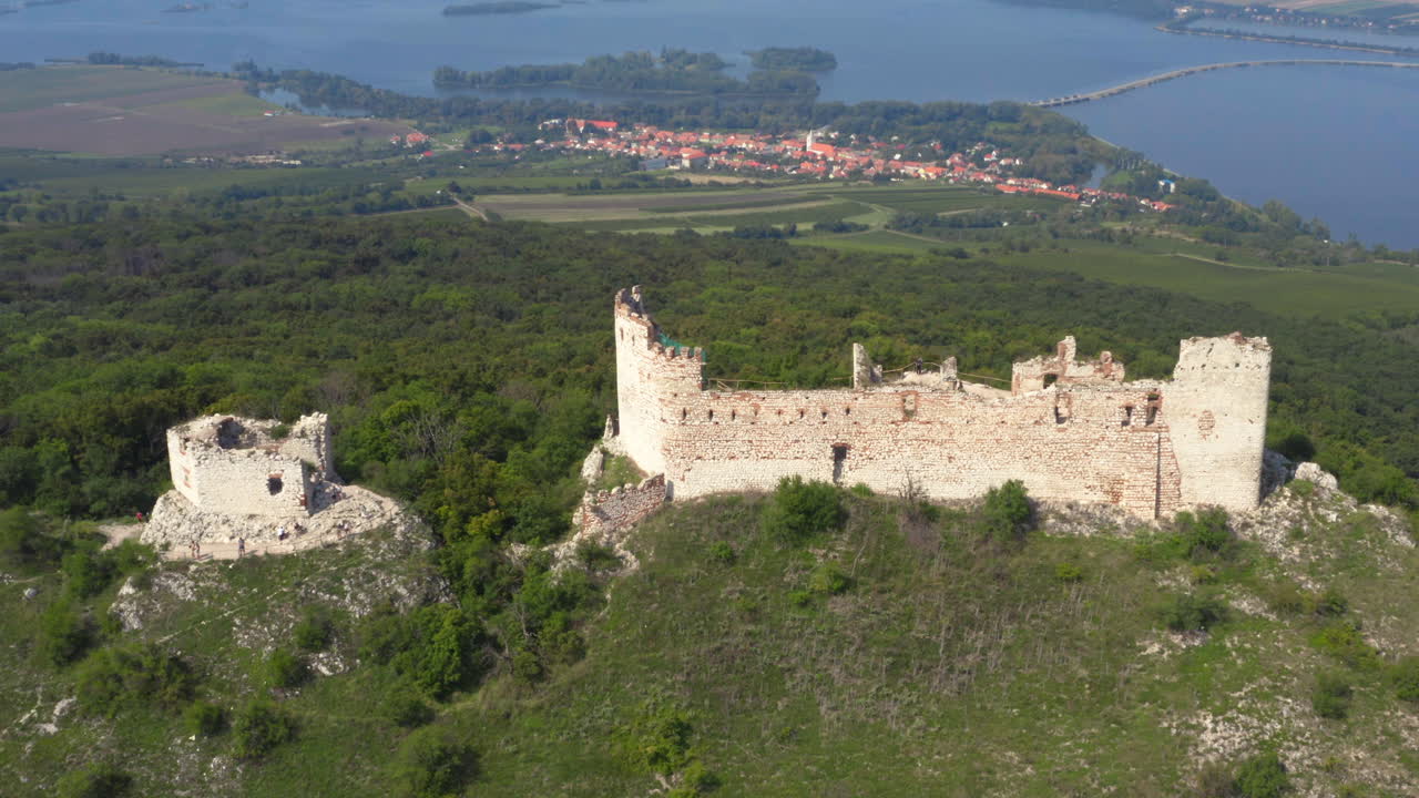 Rovine del castello in pietra Děvičky sopra Mikulov in Moravia, ripresa con drone.