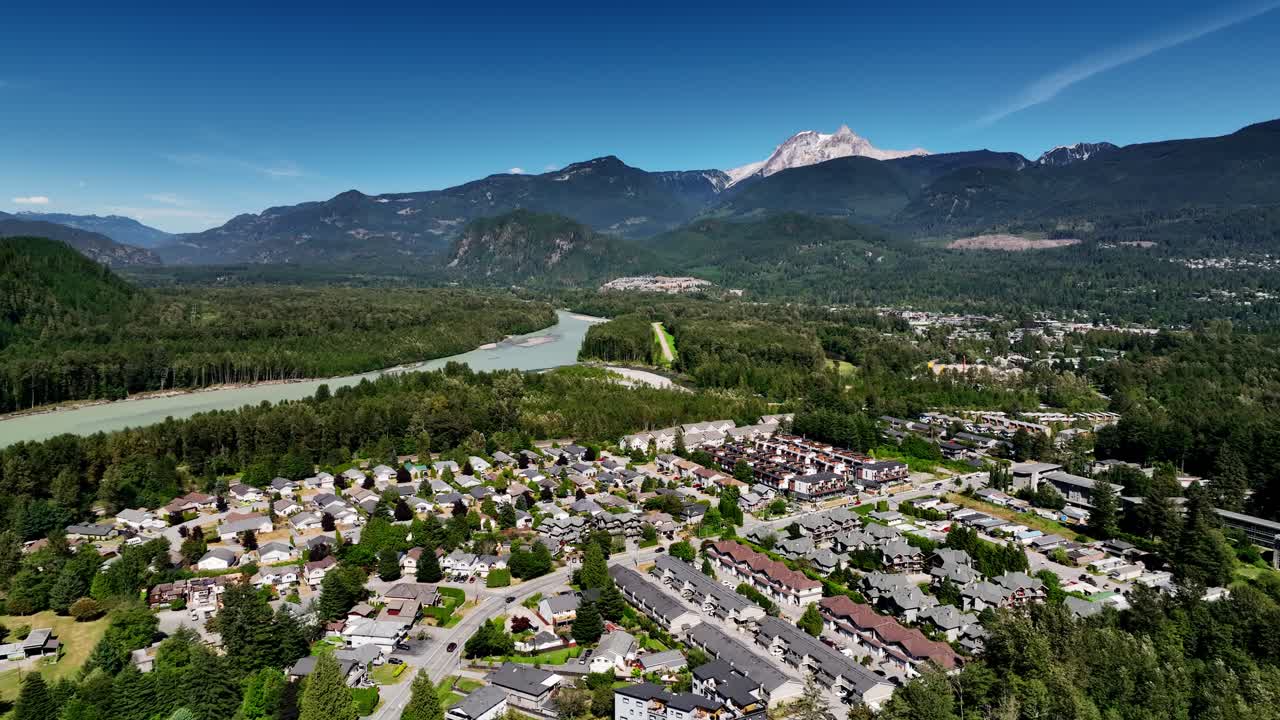 Các khu dân cư của Squamish ở Bắc Vancouver, British Columbia, Canada - cảnh quay trên không