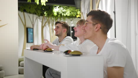 tres amigos, adolescentes divirtiéndose visitando un museo de historia natural, de mano