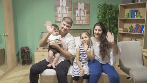 familia feliz saludando en casa.