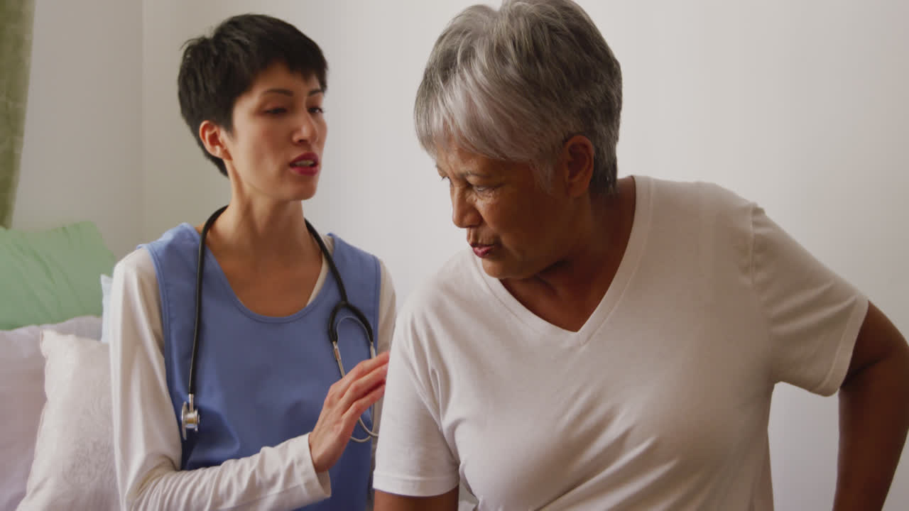 요양원 에서 노인 여성 을 도와 주는 간호사