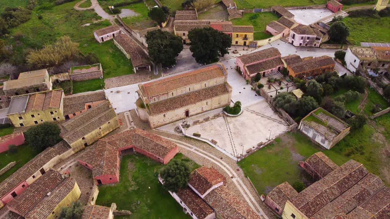 paisaje aéreo de la ciudad de tratalias, vista estática de drones sobre una iglesia románica, cerdeña