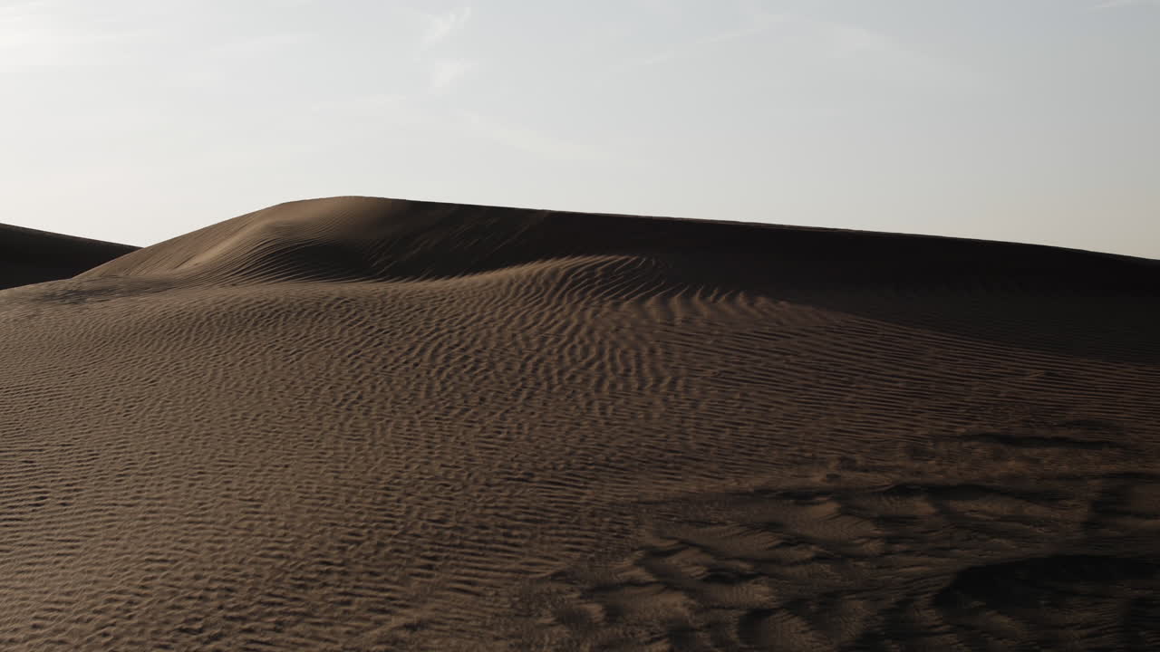 paisaje del desierto de oriente medio cerca de dubai en los emiratos árabes unidos