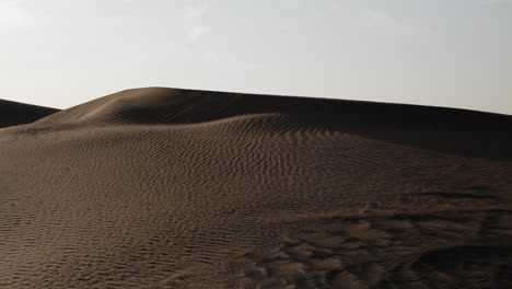 paisaje del desierto de oriente medio cerca de dubai en los emiratos árabes unidos
