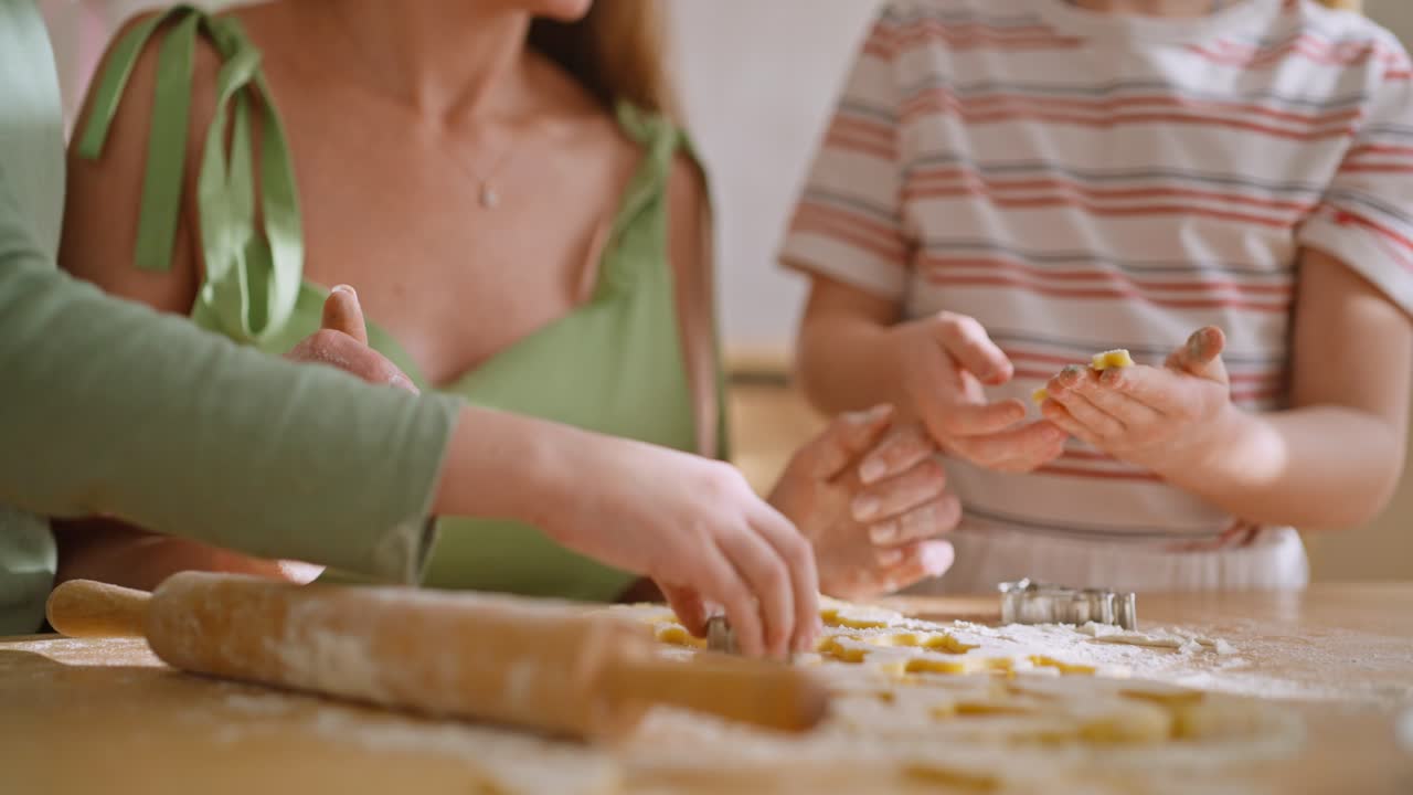 가족이 함께 쿠키를 는 것