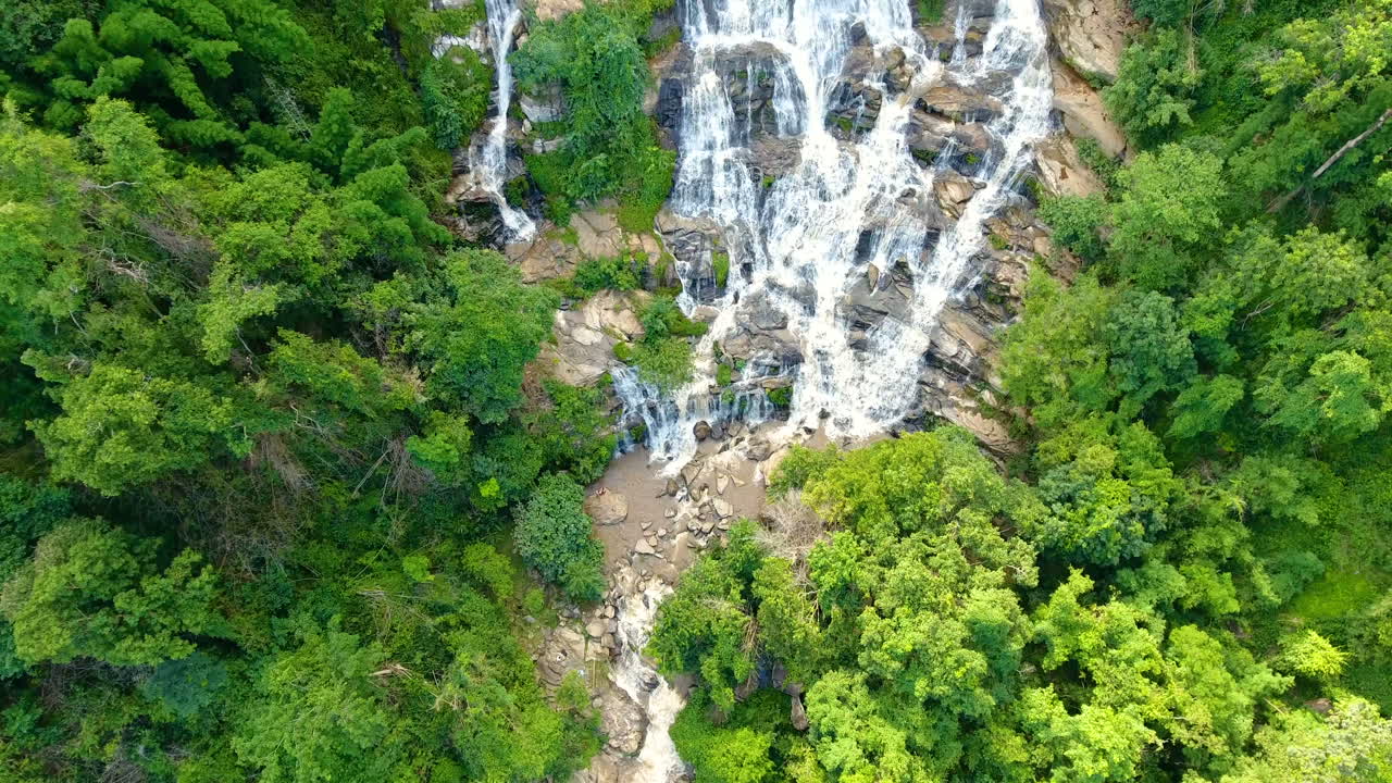 Veduta aerea della cascata Maeya, Thailandia.