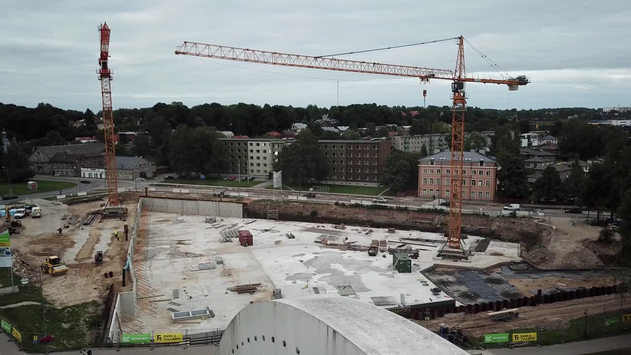 toma de drones de la construcción del centro del delta de la universidad de tartu, vuelo sobre el puente